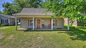 Ein Bungalow mit überdachter Veranda, Satellitenschüssel und kleinem Vorgarten.