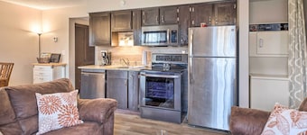 Pool + Dock Access: Resort Condo in Branson