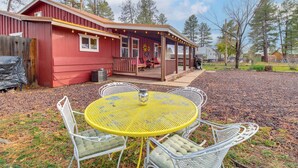 A red building with a porch and outdoor seating area. - White Mountains Hideaway! Family Cabin in Lakeside (Lakeside)