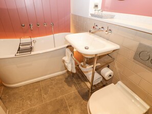 Ein Badezimmer mit Badewanne, Waschbecken und Toilette.