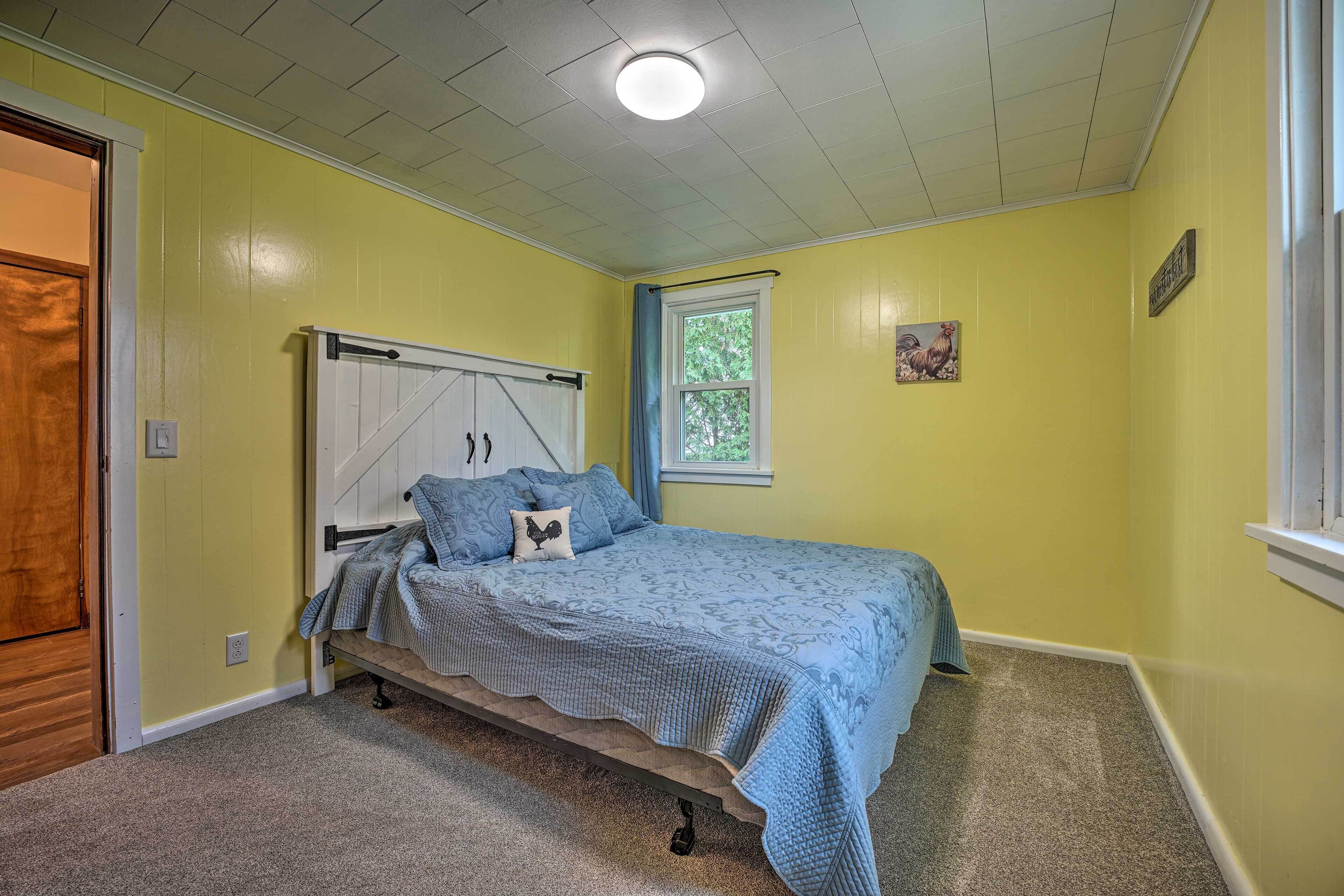 Un dormitorio con cama, ventana y puerta.