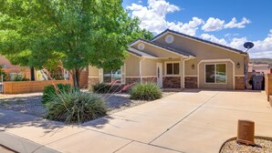A single-story house with a covered patio, a satellite dish, and a landscaped front yard. - Family-friendly Utah Home, Easy Access to Zion! (La Verkin)