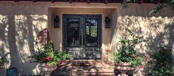 Luxe Tucson Vineyard Home w/ Views & Fire Pit