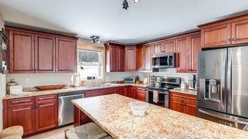 House (3 Bedrooms) | Private kitchen | Microwave, oven, stovetop, dishwasher