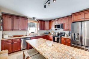 House (3 Bedrooms) | Private kitchen | Microwave, oven, stovetop, dishwasher - White Mountain Home Near Lakes & Kancamagus Hwy! (Madison)
