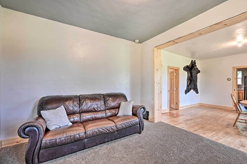 Remodeled Cecil Farmhouse, Near Shawano Lake!