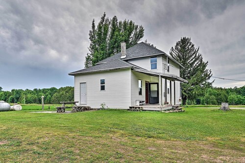 Remodeled Cecil Farmhouse, Near Shawano Lake!