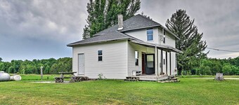 Remodeled Cecil Farmhouse, Near Shawano Lake!