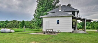 Remodeled Cecil Farmhouse, Near Shawano Lake!