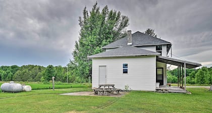 Remodeled Cecil Farmhouse, Near Shawano Lake!