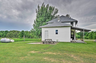 Remodeled Cecil Farmhouse, Near Shawano Lake!