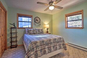 2 bedrooms, laptop workspace, iron/ironing board, bed sheets - Franklin Family Home w/ 2 Decks & Fire Pit! (Franklin)