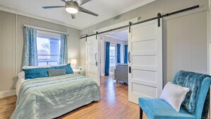 2 bedrooms, iron/ironing board, cribs (free), bed sheets - Updated Huntington Apt < 1 Mi to Downtown (Huntington)