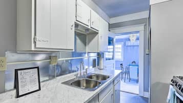 Microwave, oven, stovetop, cookware/dishes/utensils