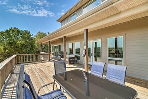 Outdoor dining - Bull Shoals Retreat w/ Panoramic River Views! (Flippin)
