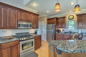 House (3 Bedrooms) | Private kitchen | Microwave, oven, stovetop, dishwasher - Bull Shoals Retreat w/ Panoramic River Views! (Flippin)