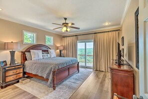 3 bedrooms, bed sheets - Bull Shoals Retreat w/ Panoramic River Views! (Flippin)