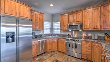 House (5 Bedrooms) | Interior