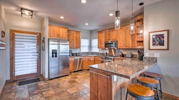 House (5 Bedrooms) | Interior