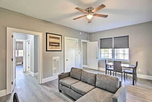 Living area - Enid Apartment ~ 1 Mi to Historic Downtown! (Enid)