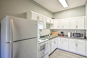 Microwave, oven, stovetop, cookware/dishes/utensils - Enid Apartment ~ 1 Mi to Historic Downtown! (Enid)