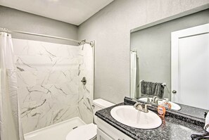 Shower - Enid Apartment ~ 1 Mi to Historic Downtown! (Enid)