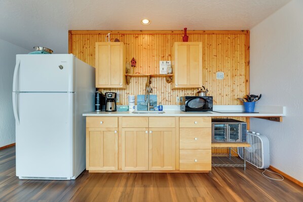 Apartment (0 Bedroom) | Interior - Sanderling Sea Cottages, Unit 14 (Waldport)