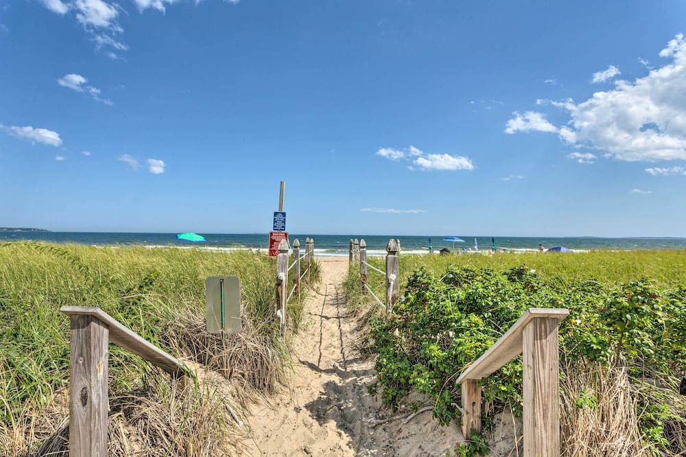Sun-soaked Coastal Cottage w/ Deck + Walk to Beach - Prouts Neck, ME