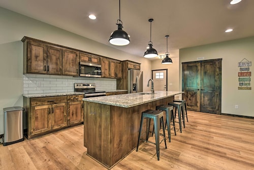 Modern Nisswa Escape w/ Deck: Walk to Gull Lake!