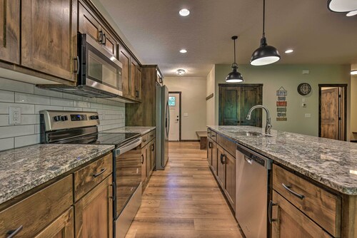 Modern Nisswa Escape w/ Deck: Walk to Gull Lake!