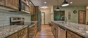 Modern Nisswa Escape w/ Deck: Walk to Gull Lake!