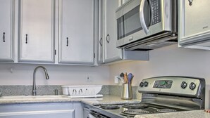 Interior - Downtown Long Beach Condo - 1 Mi to Boardwalk! (Long Beach)