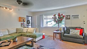 Living area - Downtown Long Beach Condo - 1 Mi to Boardwalk! (Long Beach)