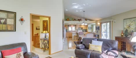 House (6 Bedrooms) | Interior
