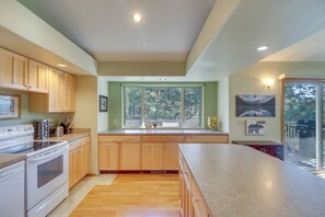 Interior - 1 Mi to Flathead Lake: Bigfork Village Retreat (Bigfork)