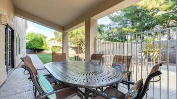 House (6 Bedrooms) | Interior