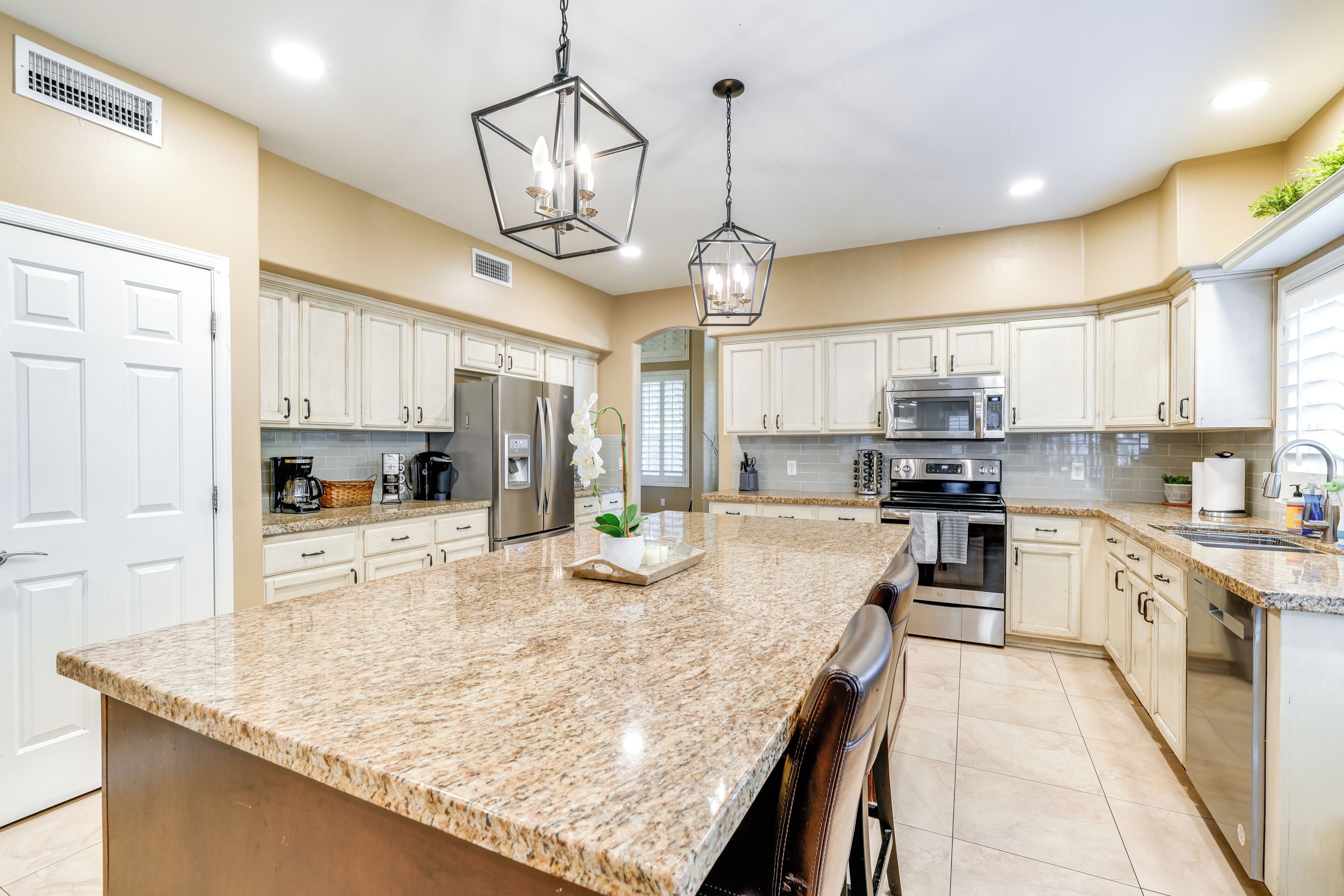 House (6 Bedrooms) | Interior