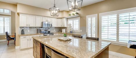 House (6 Bedrooms) | Interior