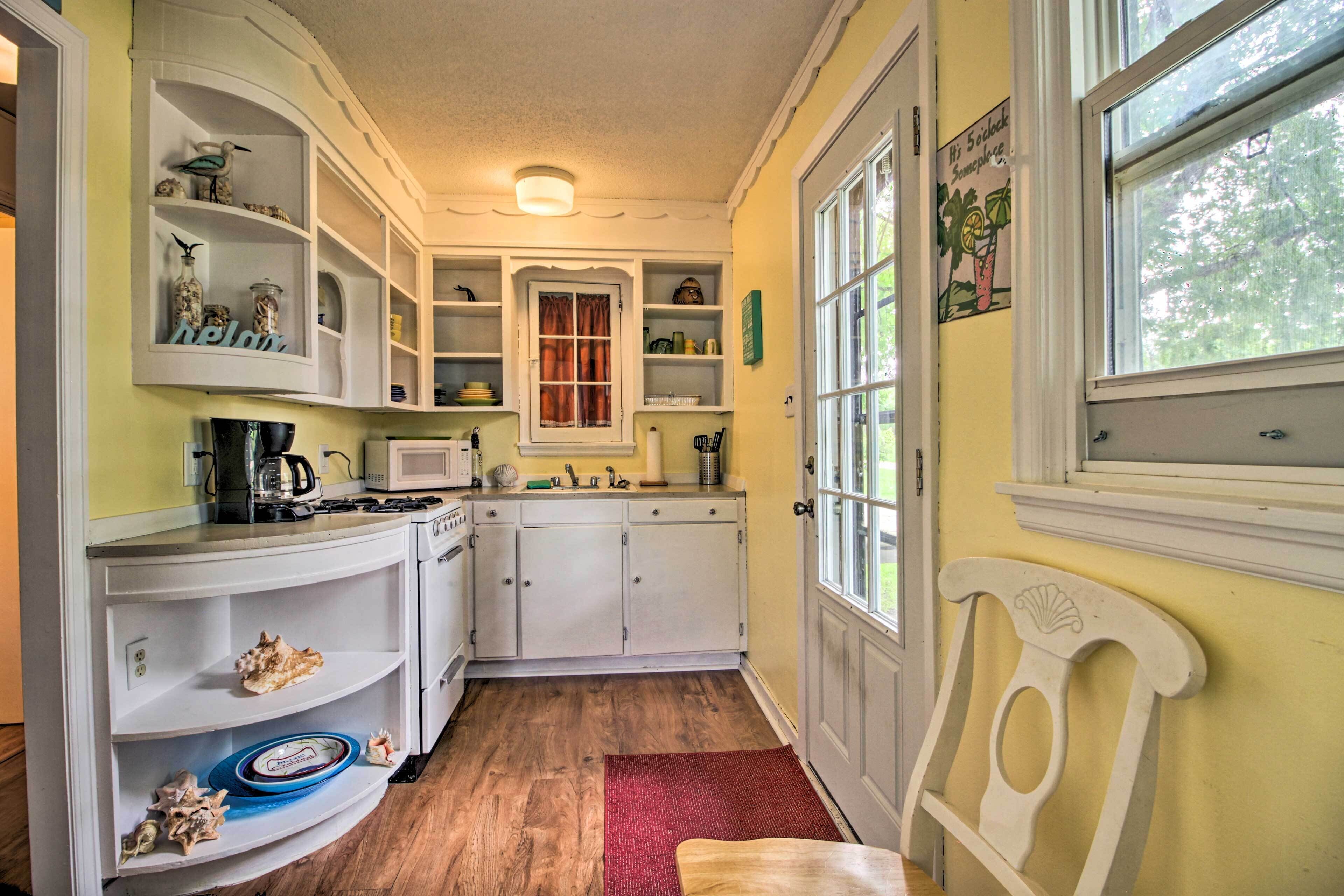 Microwave, oven, stovetop, cookware/dishes/utensils