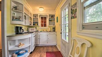 Microwave, oven, stovetop, cookware/dishes/utensils