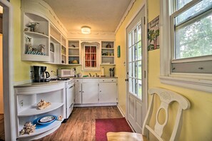 Microwave, oven, stovetop, cookware/dishes/utensils