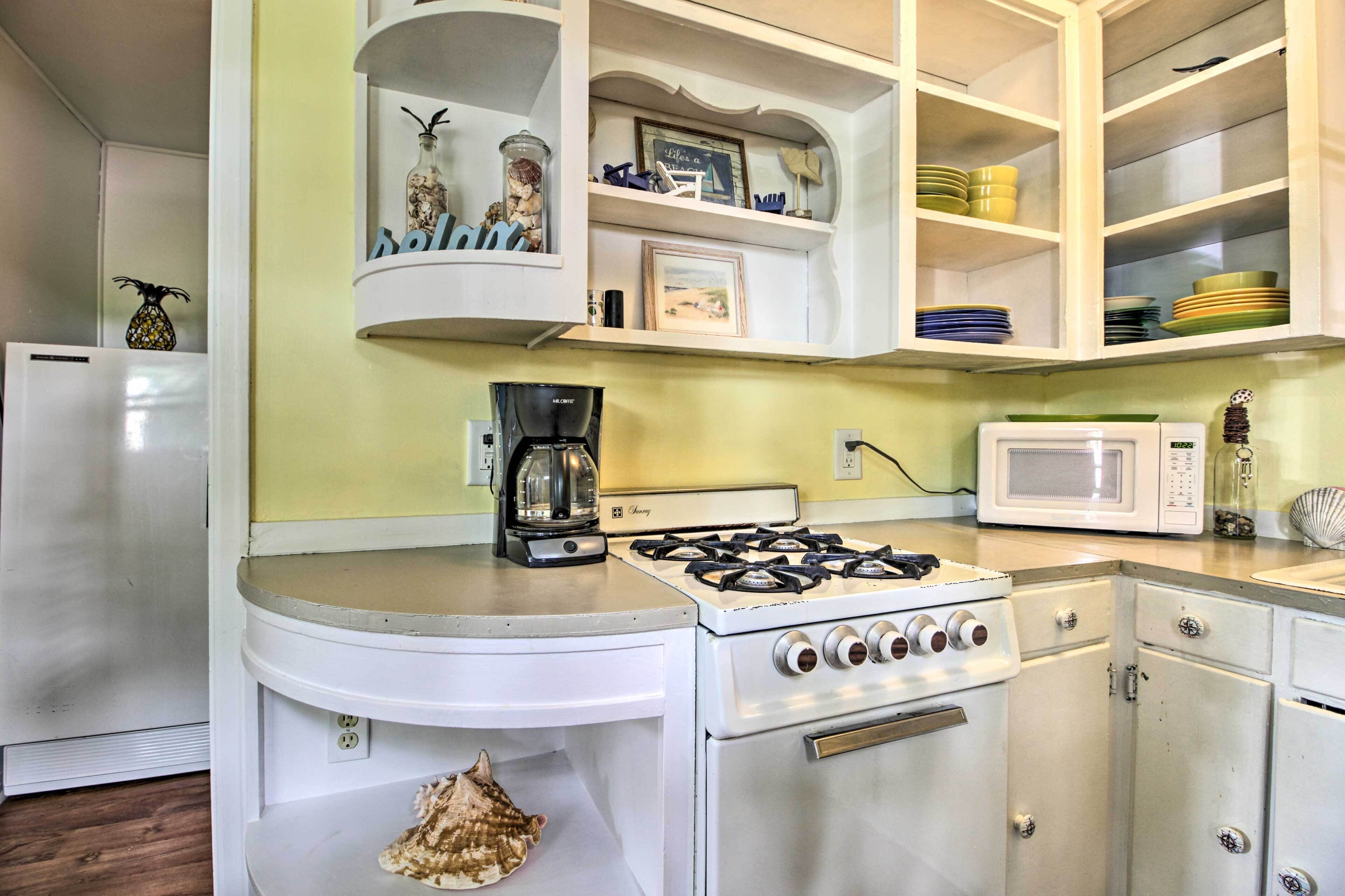 Microwave, oven, stovetop, cookware/dishes/utensils