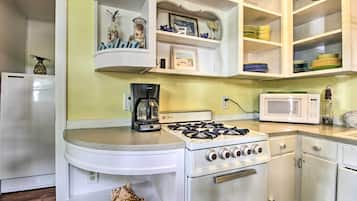 Microwave, oven, stovetop, cookware/dishes/utensils