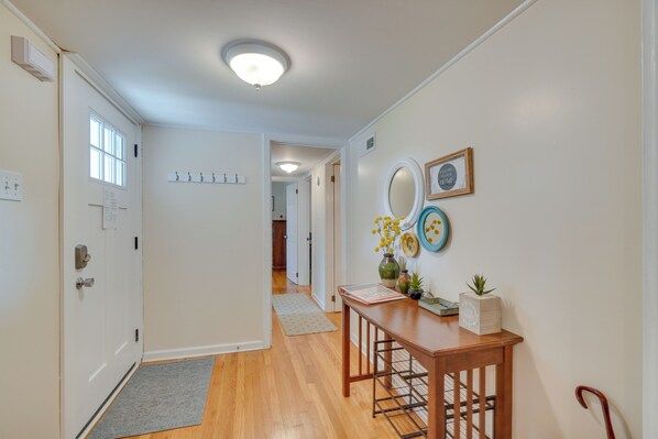 House (3 Bedrooms) | Interior - Oak Ridge Retreat w/ Porch < 1 Mi to Downtown (Oak Ridge)