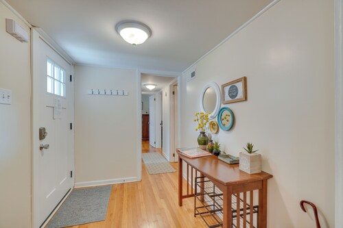 Oak Ridge Retreat w/ Porch < 1 Mi to Downtown