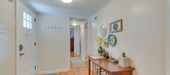 Oak Ridge Retreat w/ Porch < 1 Mi to Downtown