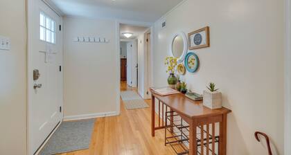 Oak Ridge Retreat w/ Porch < 1 Mi to Downtown