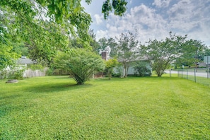 Interior - Oak Ridge Retreat w/ Porch < 1 Mi to Downtown (Oak Ridge)