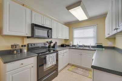 Oak Ridge Retreat w/ Porch < 1 Mi to Downtown