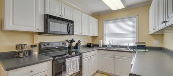 Oak Ridge Retreat w/ Porch < 1 Mi to Downtown